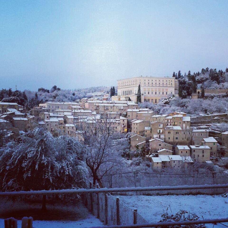Veduta del centro storico di Caprarola (vt) nella sua veste invernale