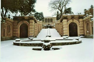 Fontana Catena dei Delfini del Palazzo Farnese di Caprarola (vt) in veste invernale