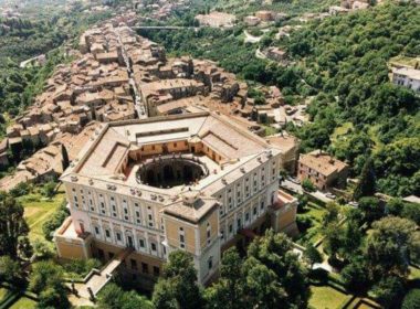 Il centro di Caprarola (VT) visto dall'alto durante la stagione calda