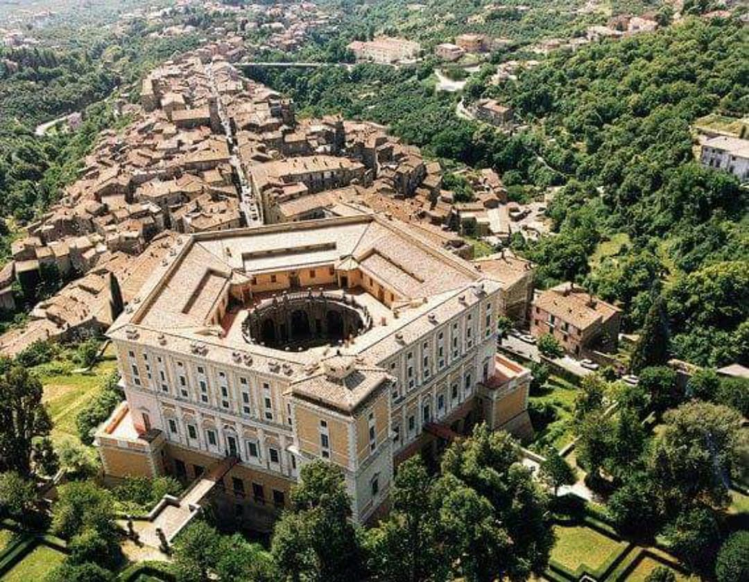 Il centro di Caprarola (VT) visto dall'alto durante la stagione calda